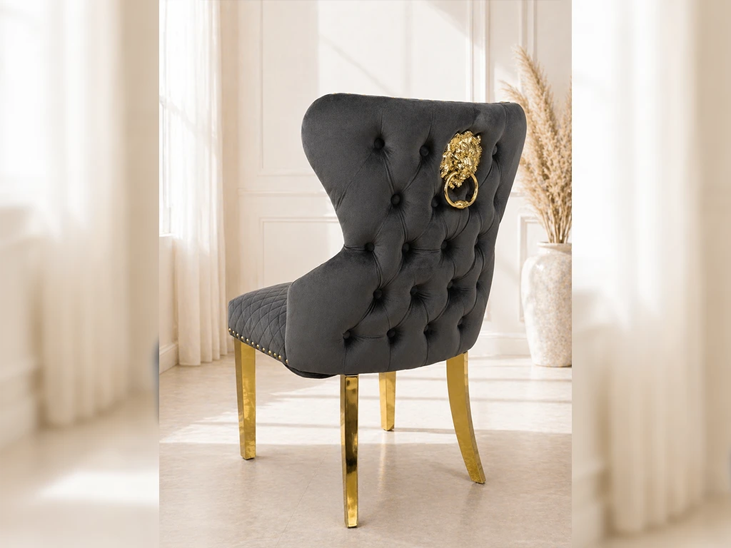 Schwarzer Chesterfield Stuhl mit goldenen Beinen und Löwenring in der Möbel Galerie Hamburg