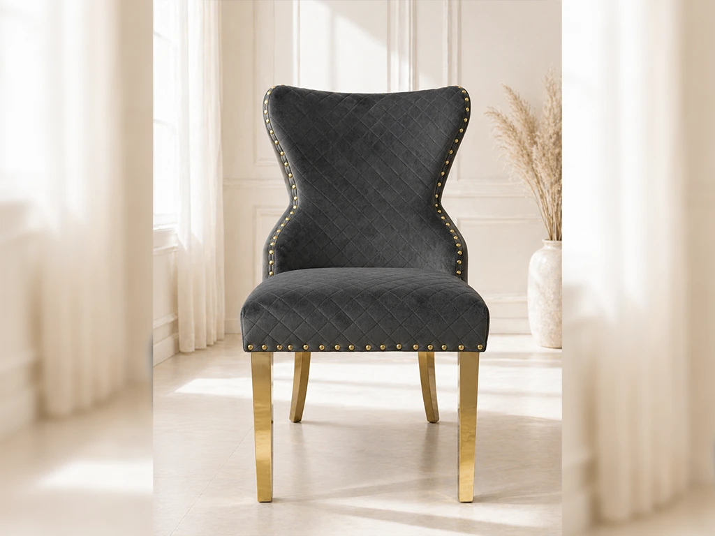 Schwarzer Designersessel mit goldenen Beinen in der Möbel Galerie Hamburg von Möbel Plaza