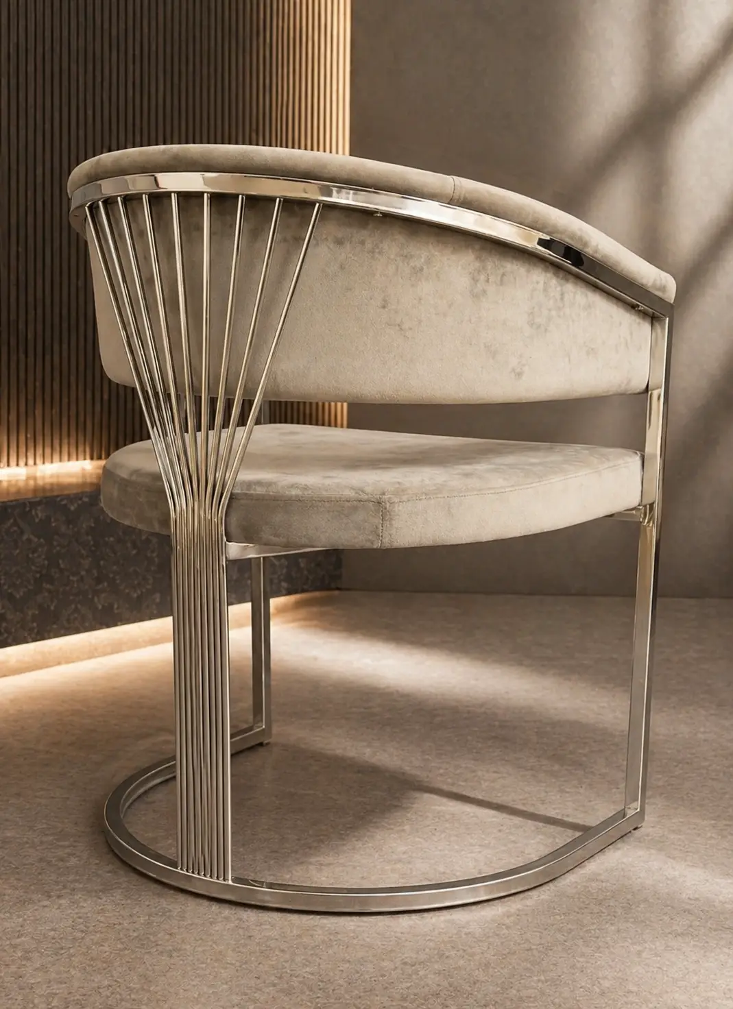 Detailansicht eines modernen gepolsterten Designstuhls mit Metallgestell bei Möbel Plaza Hamburg