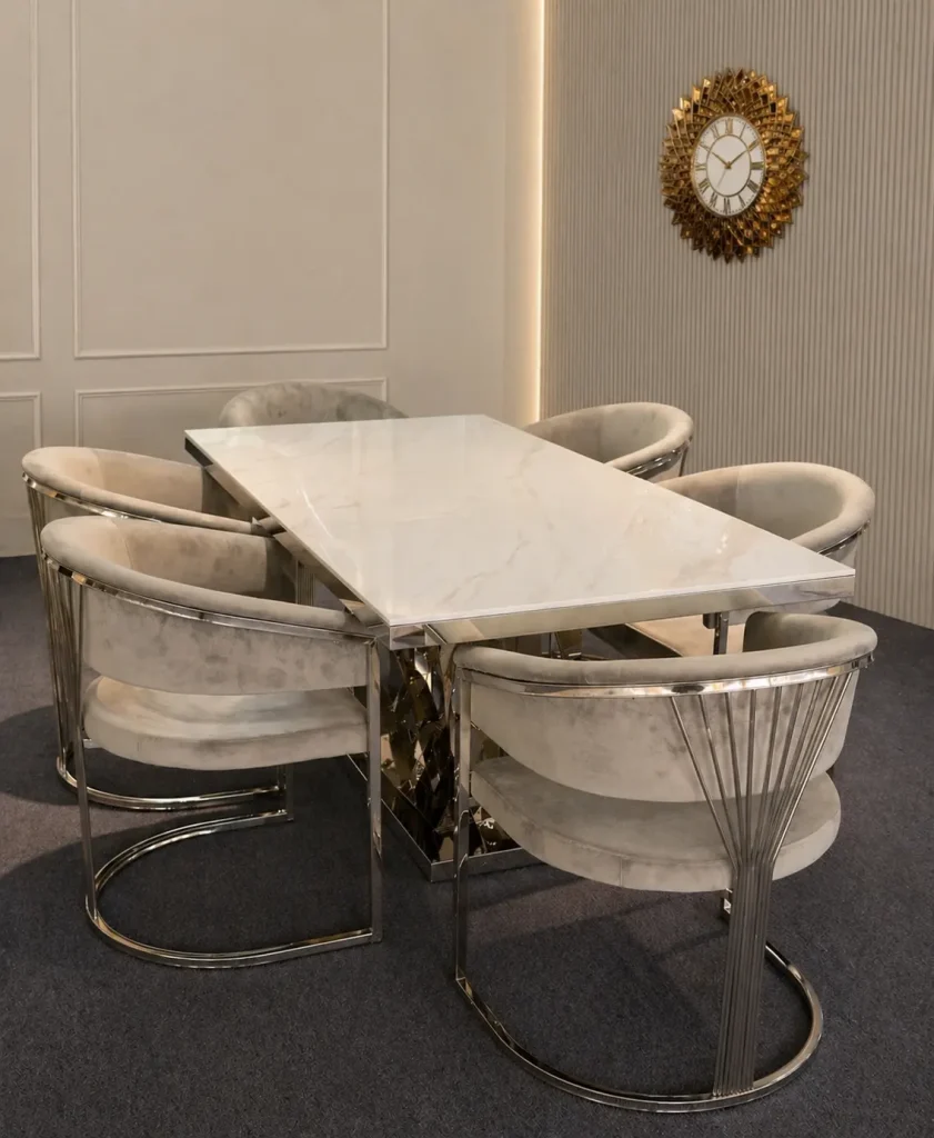 Esszimmerstühle in Hamburg mit gepolsterten Designstühlen und modernem Esstisch bei Möbel Plaza