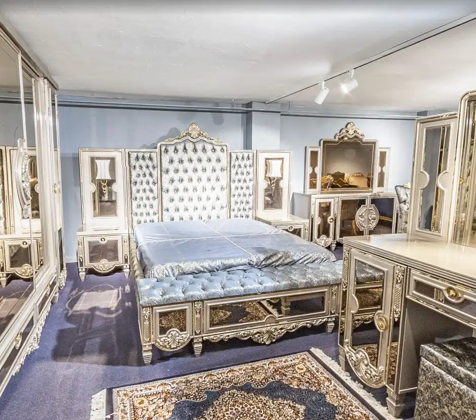 Luxus Bett im Showroom in Hamburg bei Möbel Plaza mit gepolstertem Kopfteil und eleganten Details