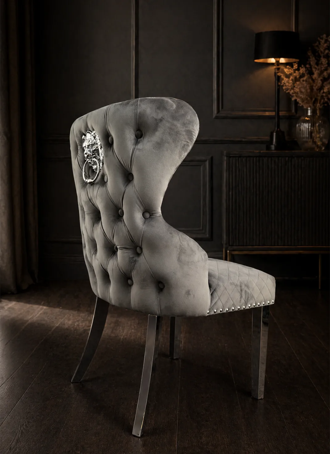 Luxuriöser grauer Chesterfield Polsterstuhl im Möbel Plaza Showroom Hamburg
