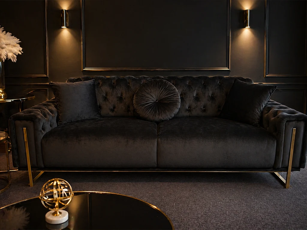 Luxuriöses schwarzes Sofa mit goldenen Details im Möbelhaus Möbel Plaza für Sofa kaufen in Hamburg
