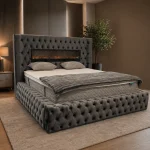 Luxuriöses Chesterfield Bett mit gestepptem Kopfteil und Designelement im Möbel Plaza Showroom Hamburg