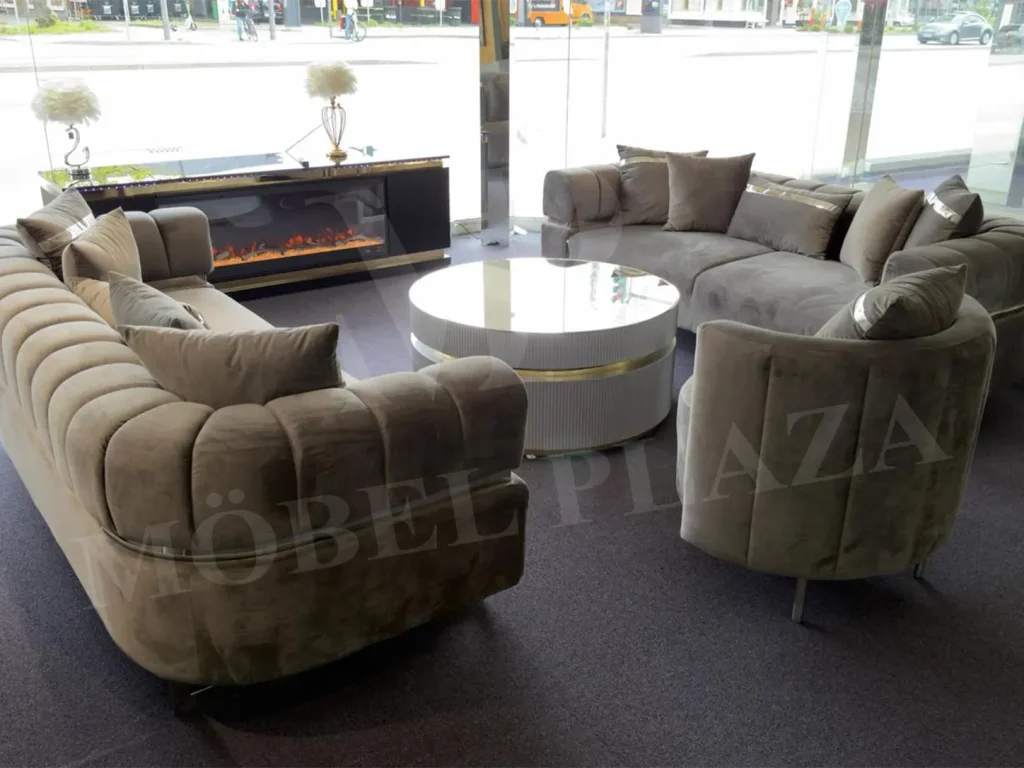Große Sofa Sitzgruppe im Möbel Showroom von Möbel Plaza Hamburg