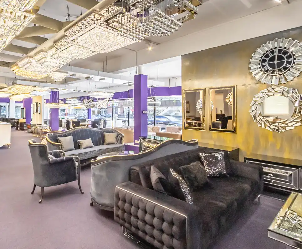 Möbelgeschäft in Hamburg mit luxuriösen Sofas und Beleuchtung im Showroom bei Möbel Plaza