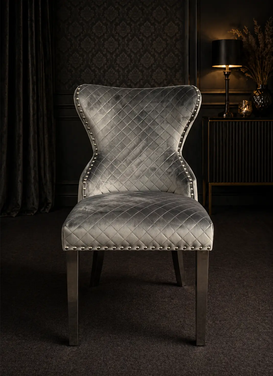 Eleganter grauer Polsterstuhl mit Steppung im Möbel Plaza Showroom Hamburg
