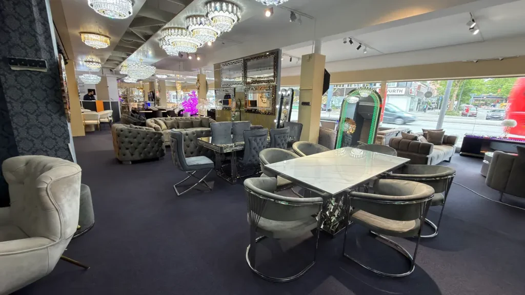 Esstisch und orientalische Sofas im Möbel Plaza Showroom in Hamburg