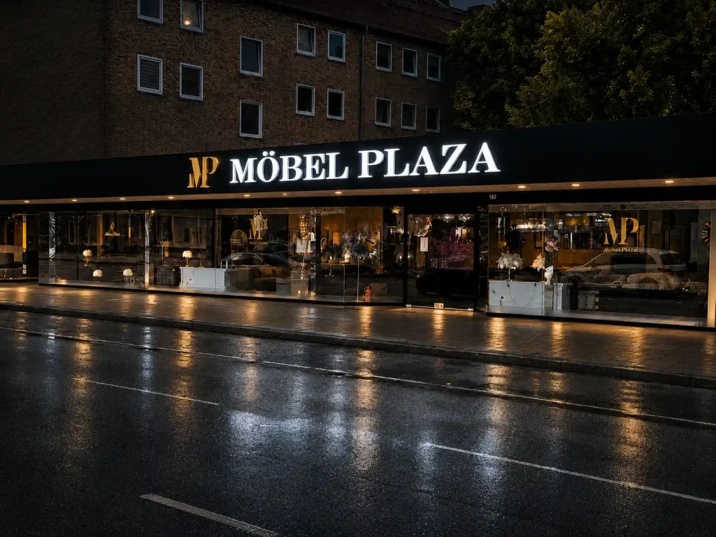 Außenansicht von Möbel Plaza Hamburg bei Nacht mit beleuchtetem Showroom für orientalische Möbel