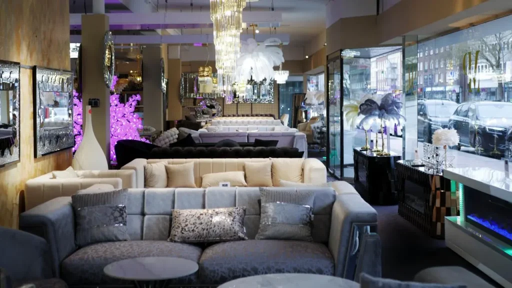 Offizieller Showroom von Möbel Plaza Hamburg mit Sofas und hochwertigen Möbeln in der Ausstellung