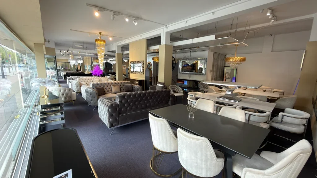 Großer Möbel Plaza Showroom in Hamburg mit Sofas, Tischen und orientalischen Möbeln