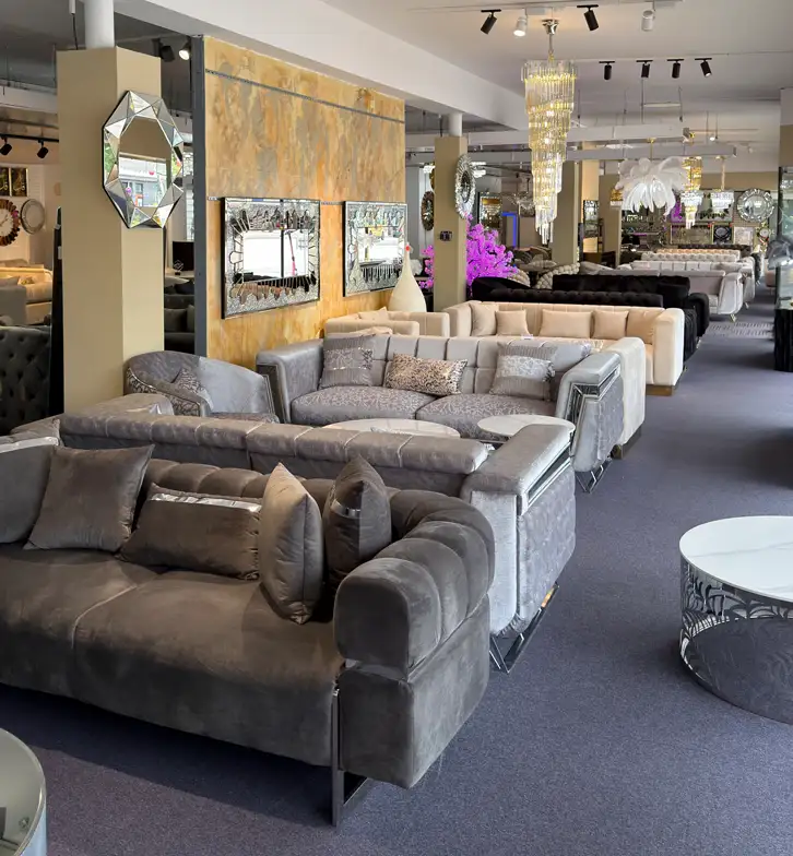 Möbelhaus Hamburg Showroom mit Sofas und Wohnmöbeln bei Möbel Plaza