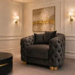 Orientalischer Chesterfield Sessel in Hamburg im Möbel Plaza Showroom mit goldenen Details und eleganter Wandgestaltung