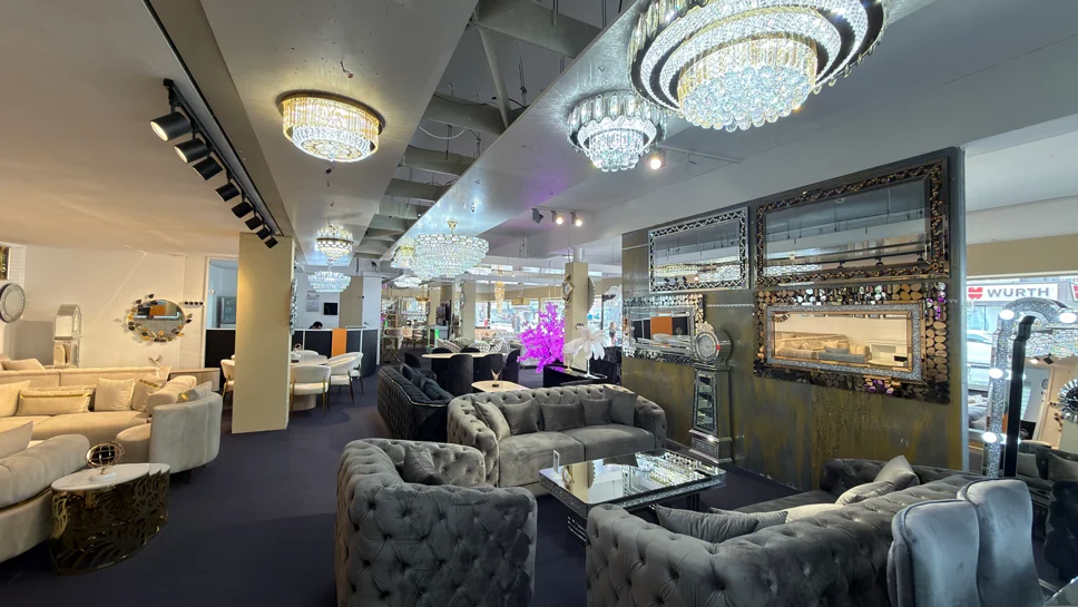 Orientalische Sofas und luxuriöse Einrichtung im Möbel Plaza Showroom in Hamburg