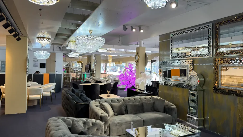 Orientalische Sofas und luxuriöse Einrichtung im Möbel Plaza Showroom in Hamburg