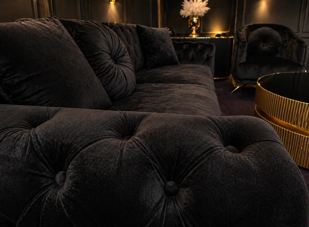 Schwarzes Chesterfield Sofa aus Samt im Möbel Plaza Showroom in Hamburg