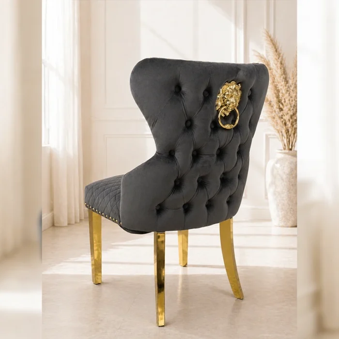 Schwarzer Chesterfield Stuhl mit goldenen Beinen und Löwenring in der Möbel Galerie Hamburg