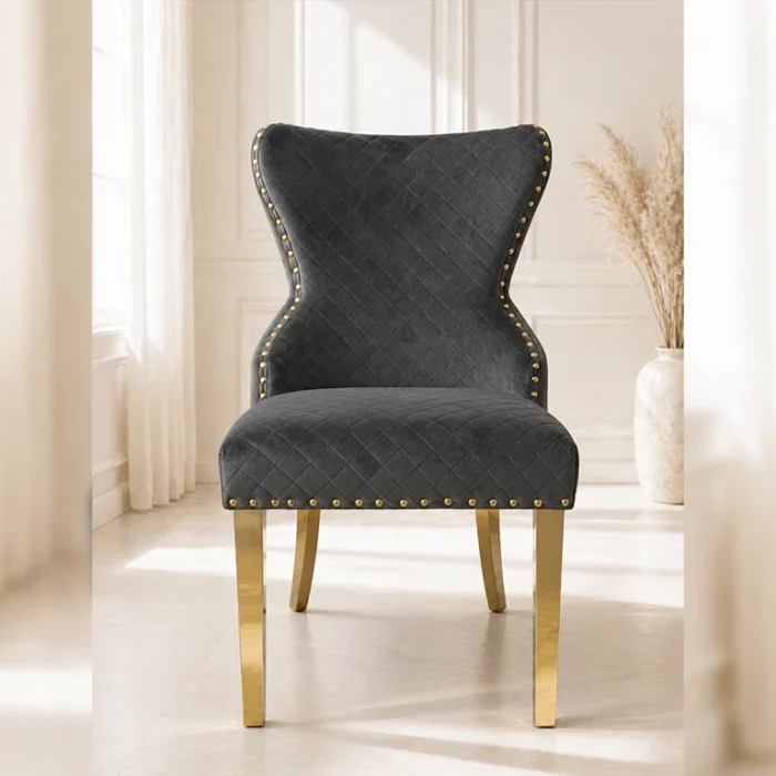 Schwarzer Designersessel mit goldenen Beinen in der Möbel Galerie Hamburg von Möbel Plaza