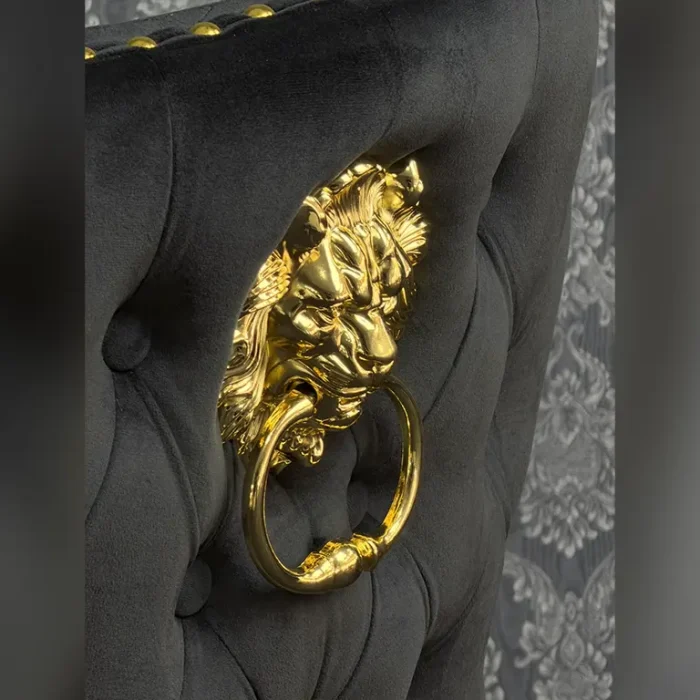 Goldener Löwenring an schwarzem Chesterfield Stuhl als Detailaufnahme in der Möbel Galerie Hamburg