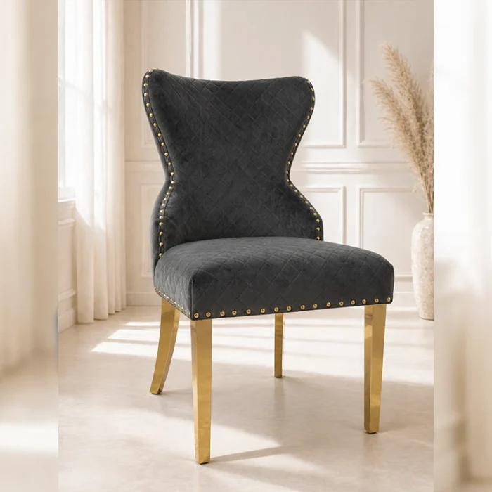 Luxus Stuhl in Schwarz mit goldenen Beinen in der Möbel Galerie Hamburg von Möbel Plaza